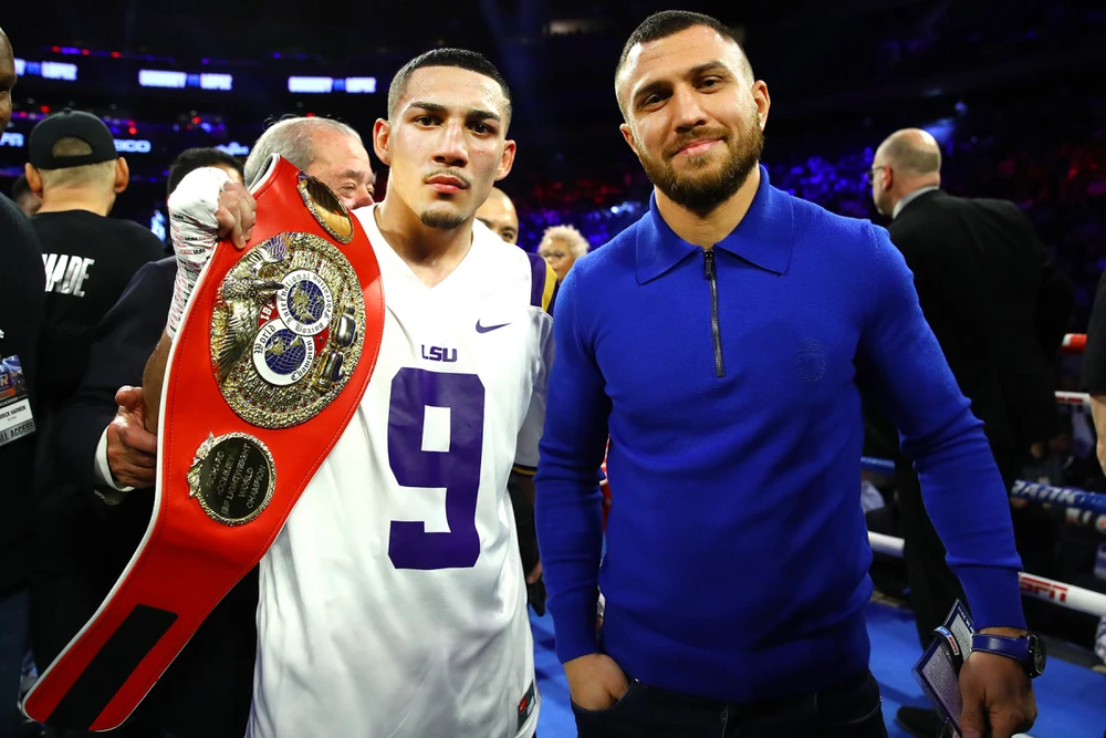 Lomachenko (áo xanh) và Lopez