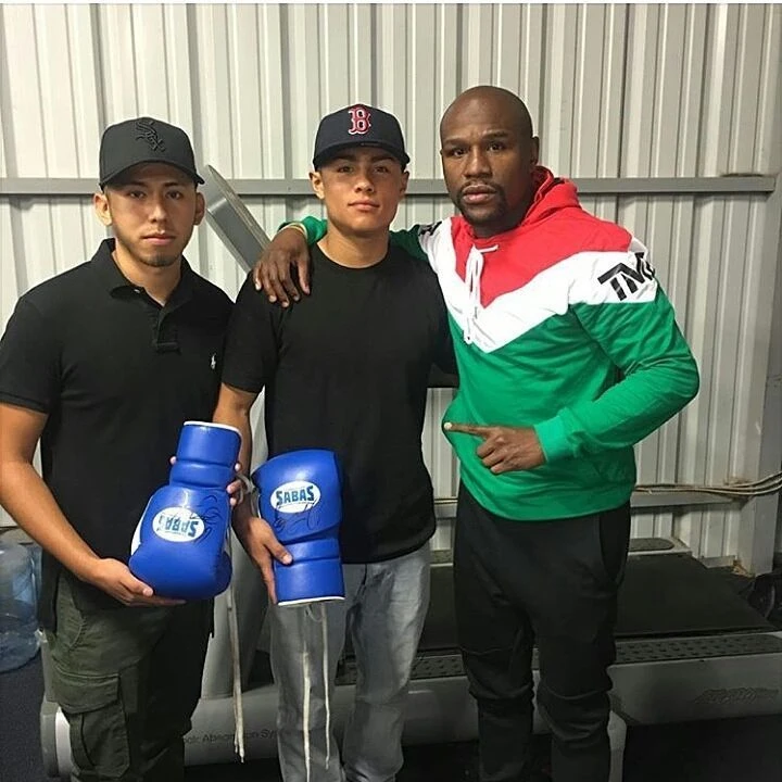 Danny Gonzalez (giữa) và Mayweather