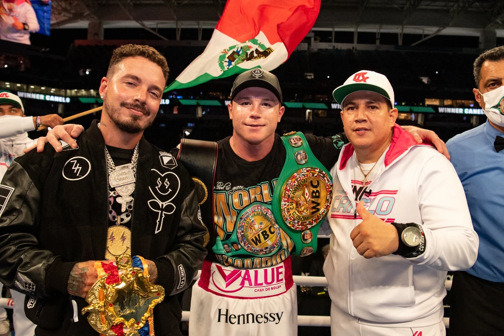 Canelo ăn mừng chiến thắng