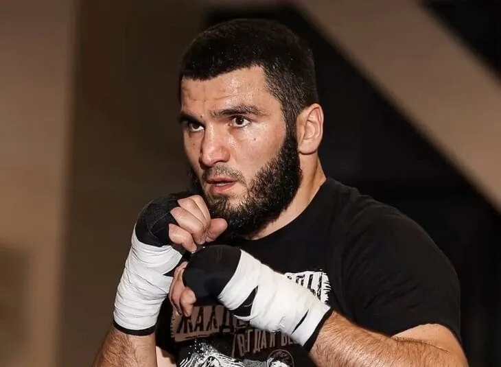 Artur Beterbiev vs Adam Deines: Trận đọ quyền đẳng cấp vô địch thế giới đầu tiên ở Nga kể từ dịch Covid-19 ảnh 2
