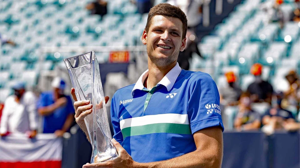 Hurkacz và chiếc cúp vô địch Miami Open