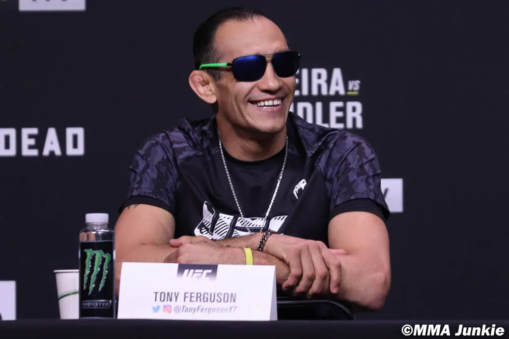 UFC 262: Trưa mai, “Iron” Michael Chandler đấu “Do Bronx” Charles Oliveira để tranh đai hạng nhẹ của Khabib Nurmagomedov ảnh 4