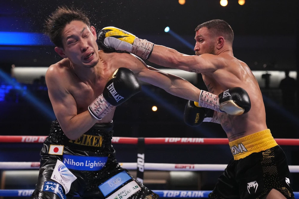 Lomachenko đấm trúng mặt Nakatani