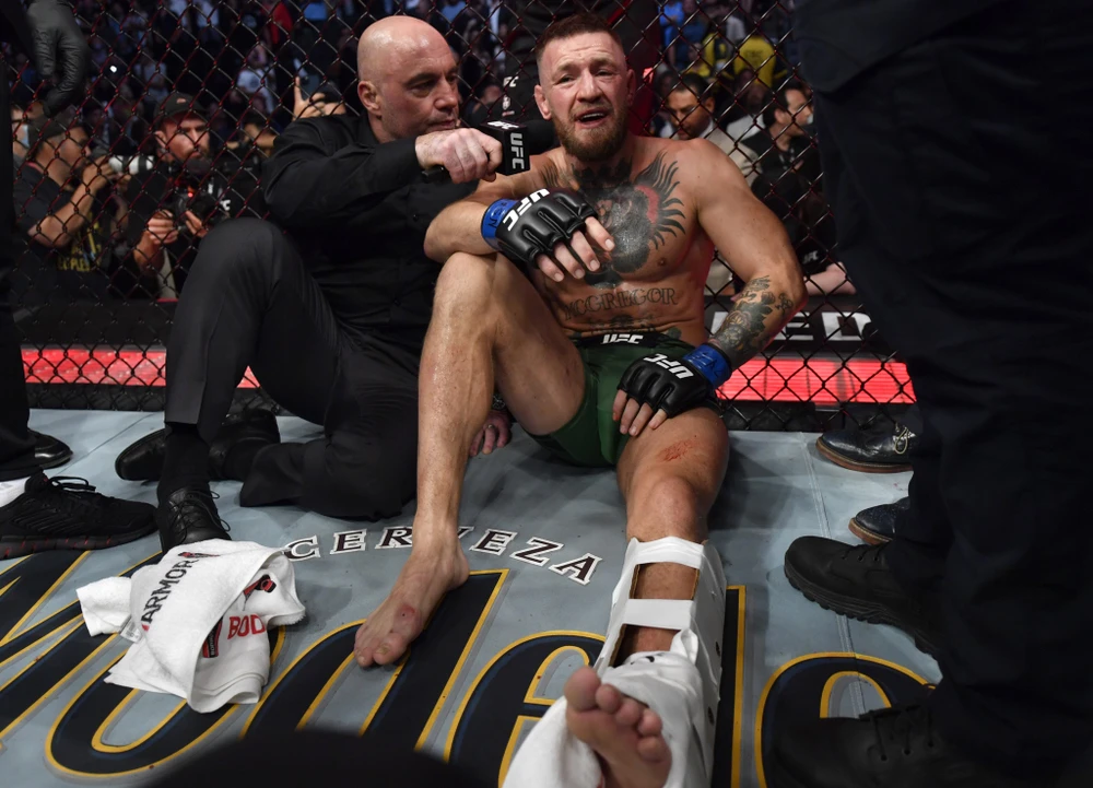 McGregor gãy cổ chân trái