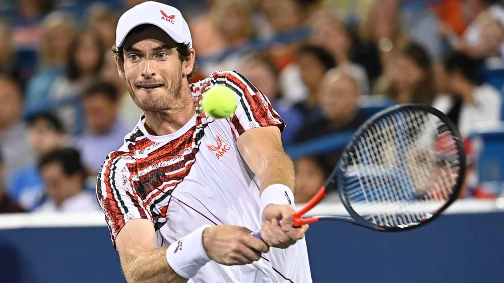 Vẫn với miếng kim loại trên hông, lần này Andy Murray lại báo thù Richard Gasquet