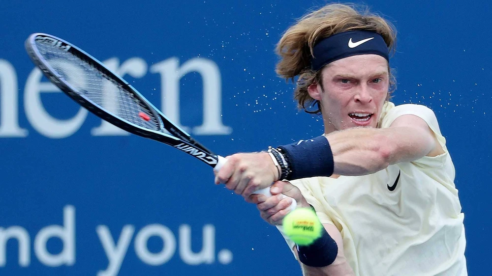 Rublev lần đầu đánh bại Zverev