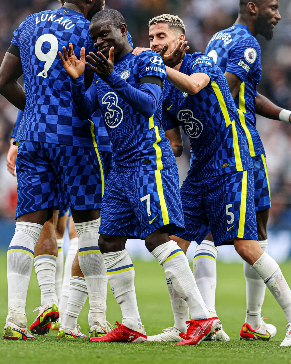 Jorginho ăn mừng cùng Kante