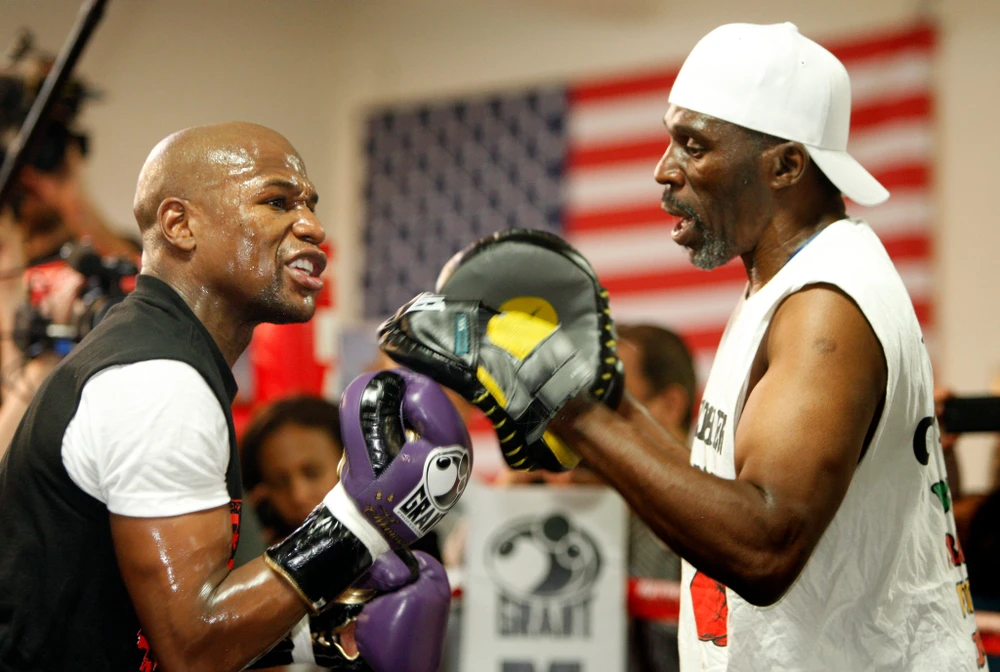 Mayweather tập luyện cùng chú Roger khi ông này còn sống