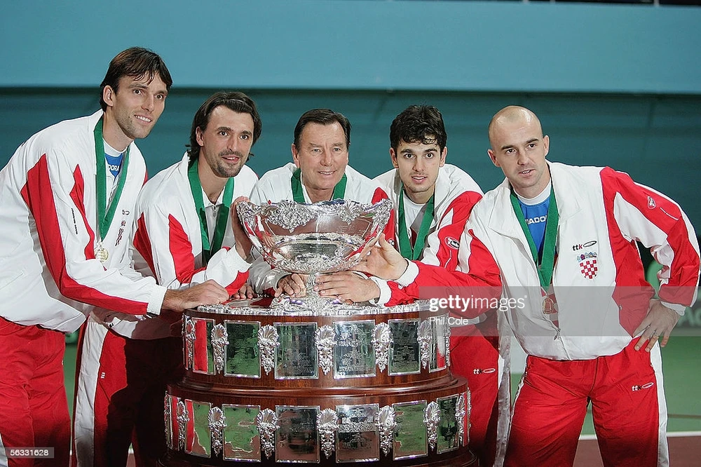 Nikola Pilic (giữa) vô địch Davis Cup cùng tuyển Croatia của những "hảo thủ xa xưa"