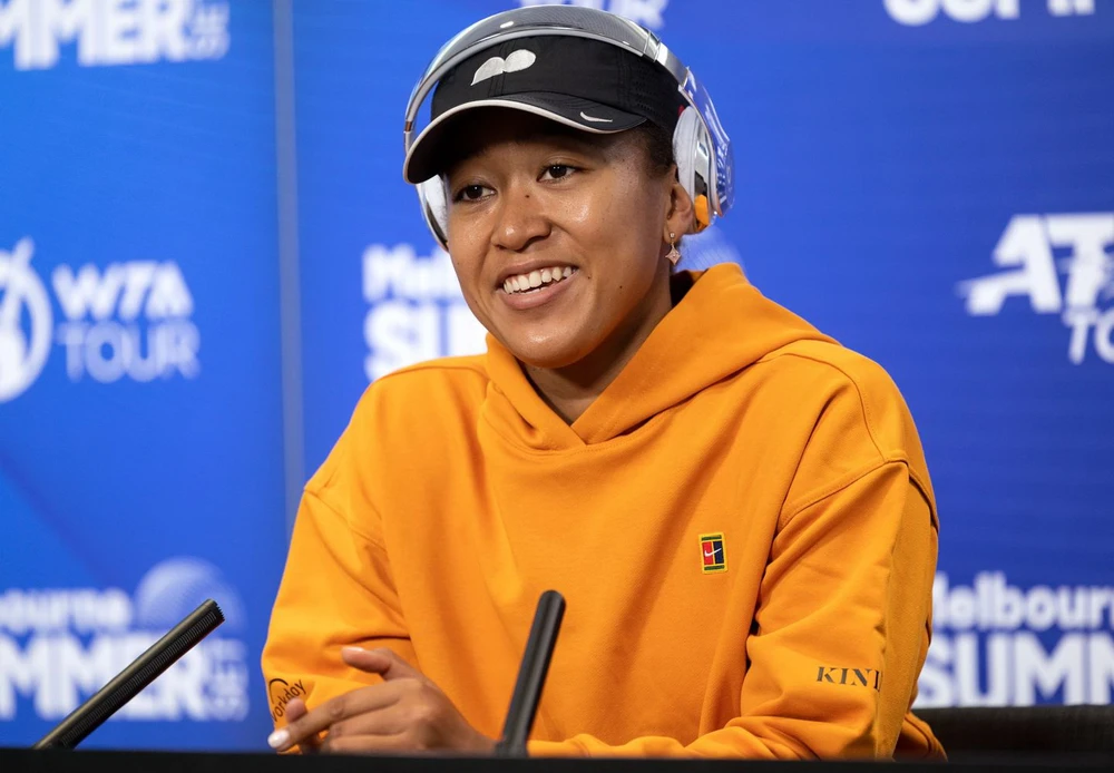 Naomi Osaka tươi cười trong phòng họp báo đầu năm 2022