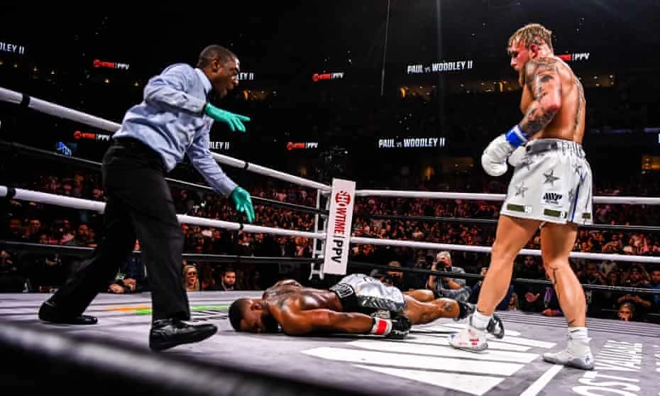 Jake Paul hạ KO Tyron Woodley trong trận tái chiến