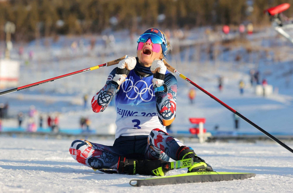 Therese Johaug ăn mừng chiến thắng ở đích đến