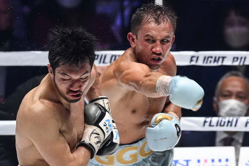 Golovkin đấm trúng mặt Murata