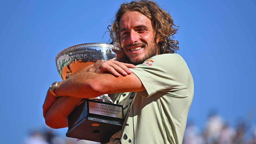 Tsitsipas ôm chiếc cúp vô địch Monte Carlo Masters