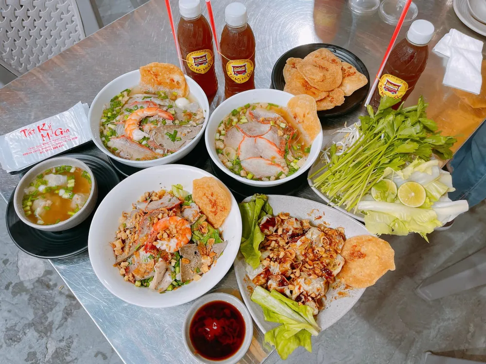 Cựu tuyển thủ futsal Bảo Chúng & Tất Ký Mì Gia: Từ đôi chân đảo điên sân bóng tới đôi tay thảy mì - trộn sốt điêu luyện ảnh 2