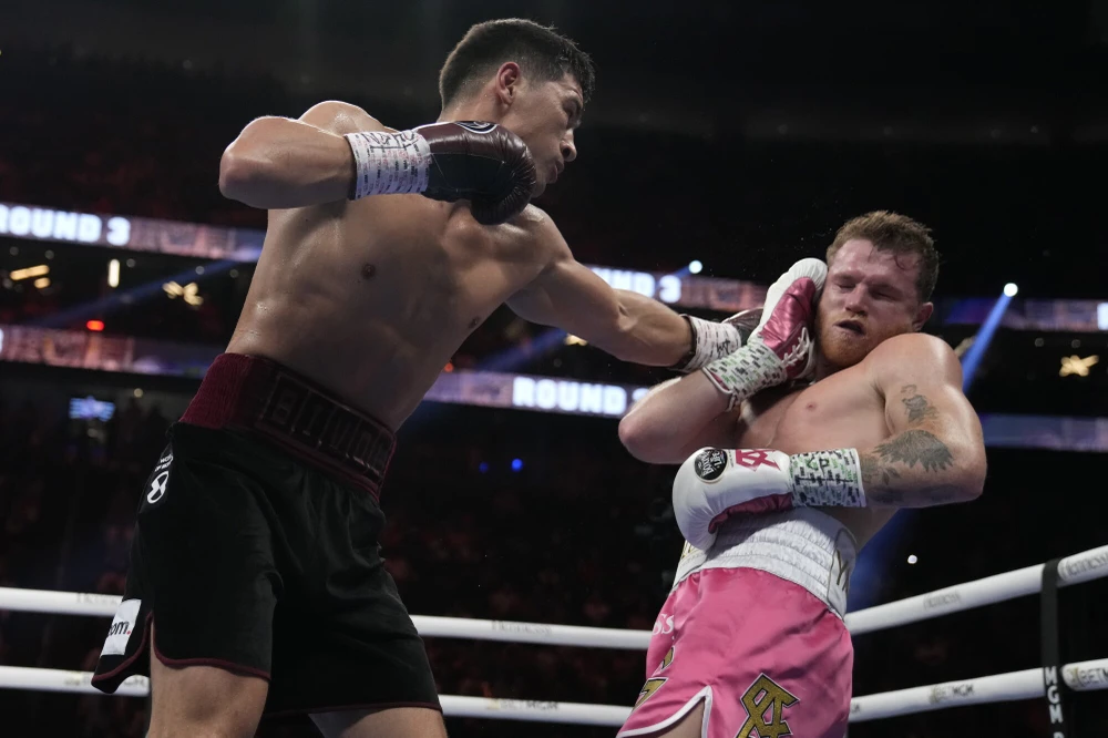 Bivol tung quyền vào người Canelo