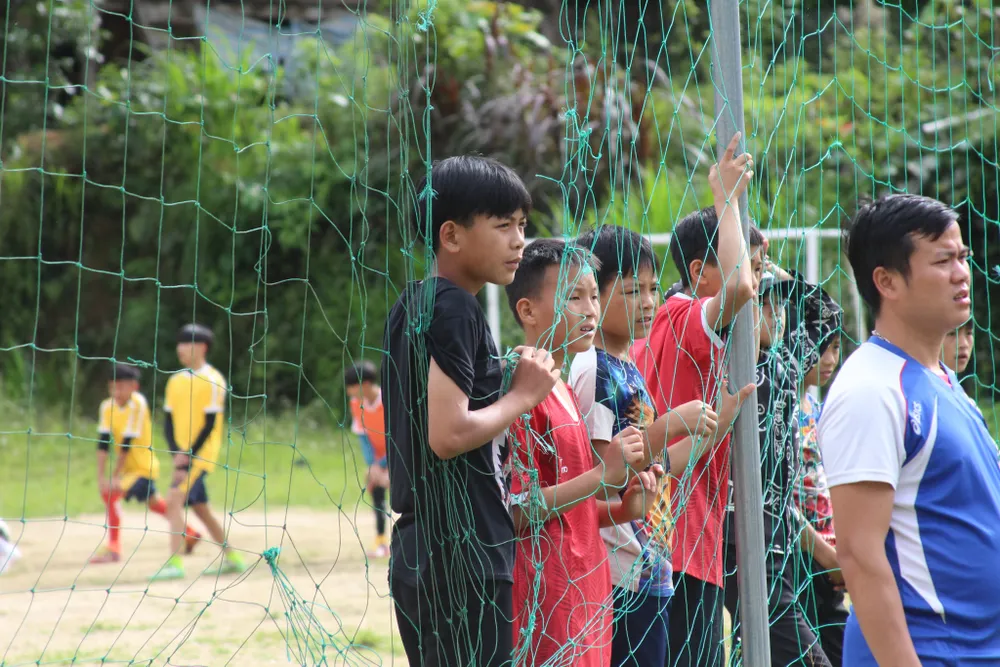 Dự án GUMBĐ & Chương trình thứ 15: Hành trình vượt 2.000 km - Gieo ước mơ bóng đá cho trẻ em vùng cao ảnh 11