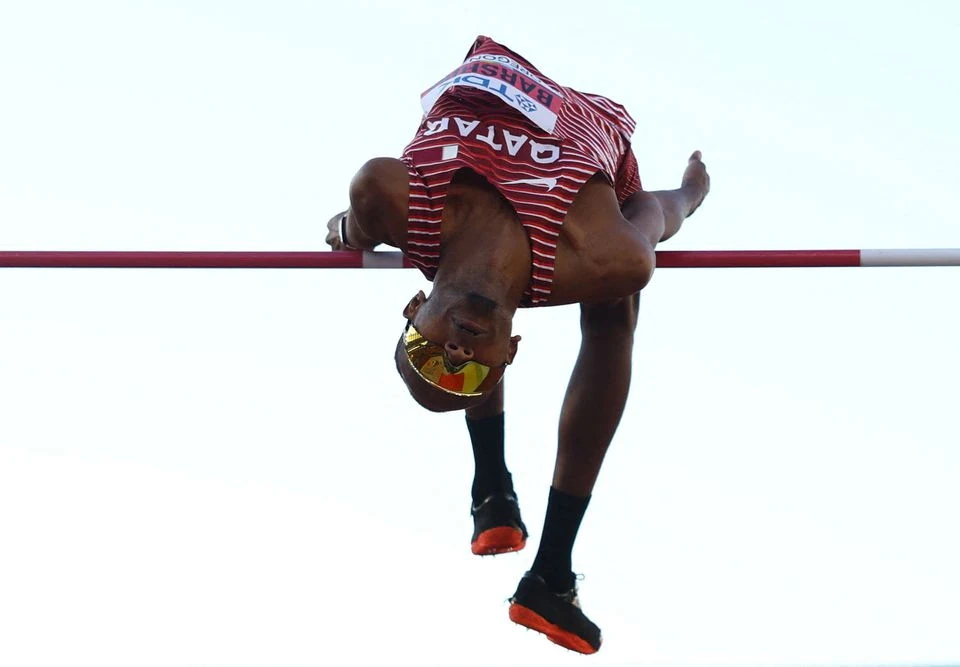 Barshim thanh thoát vượt qua mức xà 2 mét 37