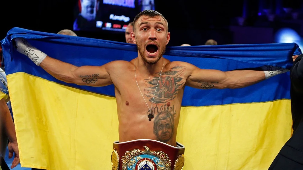 Lomachenko mang cờ Ukraine quay lại sàn đài