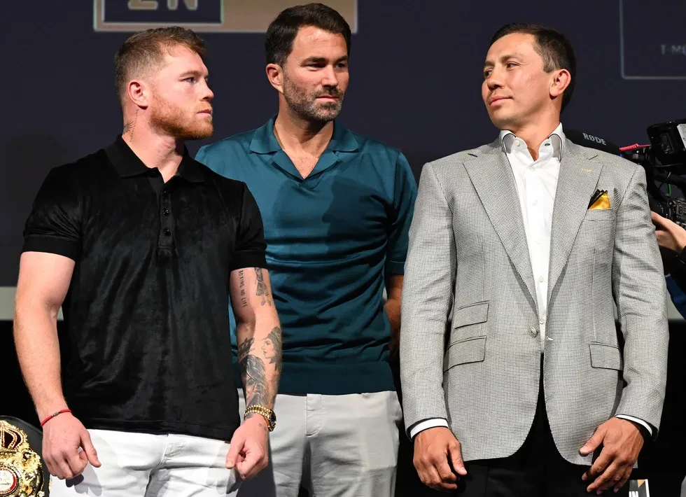 Canelo liếc nhìn Golovkin với ánh mắt ghét bỏ