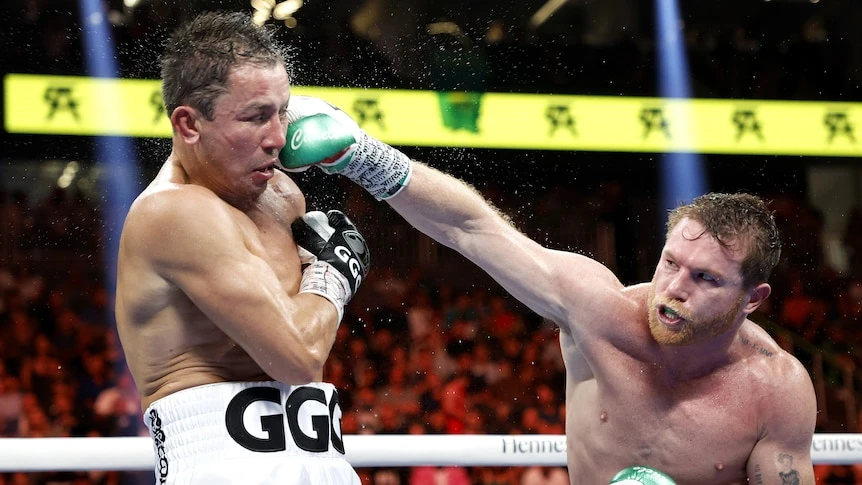 Golovkin (trái) trúng quyền của đối thủ