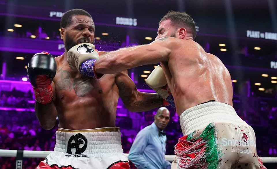 Caleb hạ KO Dirrell và sau đó...