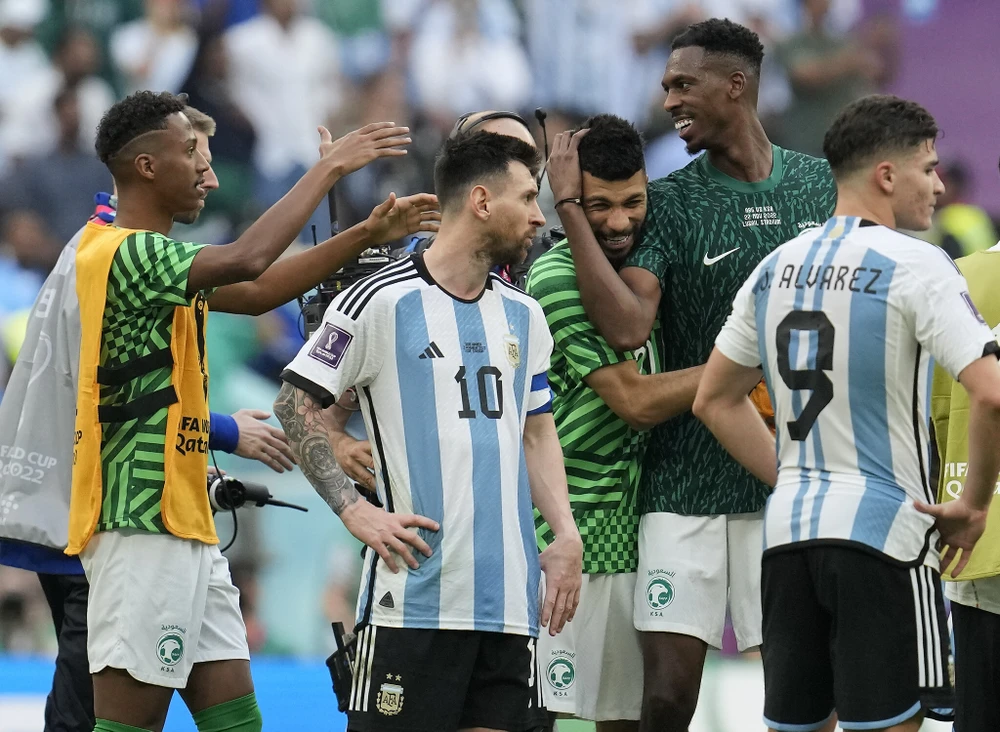 Messi bàng hoàng khi Saudi Arabia đánh bại Argentina