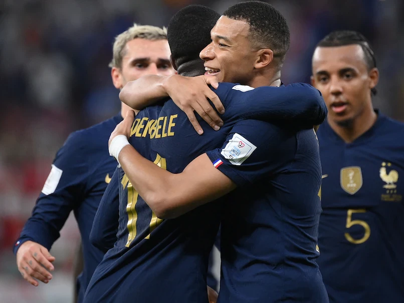 Mbappe ăn mừng cùng các đồng đội