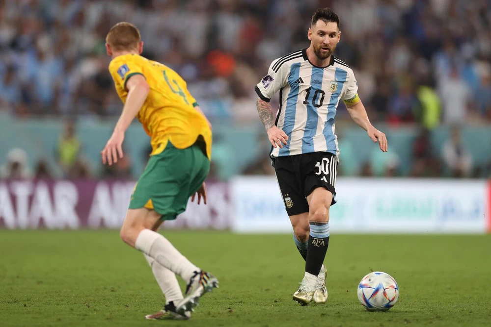 Messi khiêu vũ với quả bóng trong trận thắng Australia