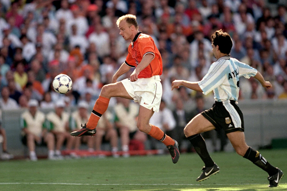 Bergkamp trước khi loại bỏ Ayala