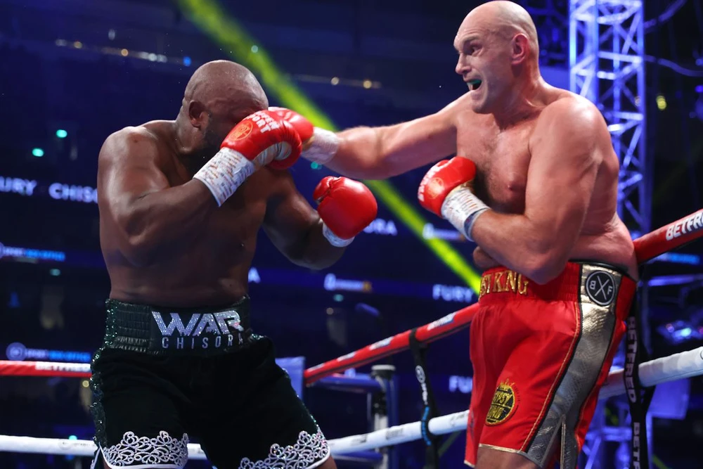 Fury (phải) trong trận thắng Chisora