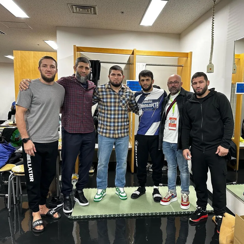 Khabib và Gadzhi cùng team của mình Khabib và Gadzhi cùng team của mình