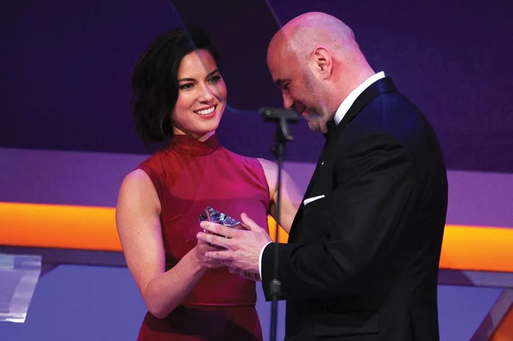 White là một người rất quyền lực ở UFC, được phụ nữ hâm mộ White là một người rất quyền lực ở UFC, được phụ nữ hâm mộ