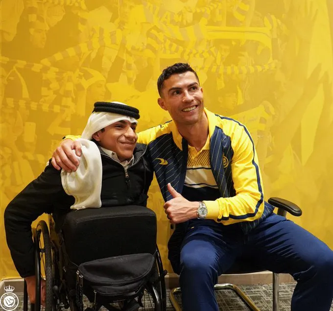 Ronaldo và YouTuber - Ghanim Al-Muftah, Đại sứ của World Cup 2022 Ronaldo và YouTuber - Ghanim Al-Muftah, Đại sứ của World Cup 2022