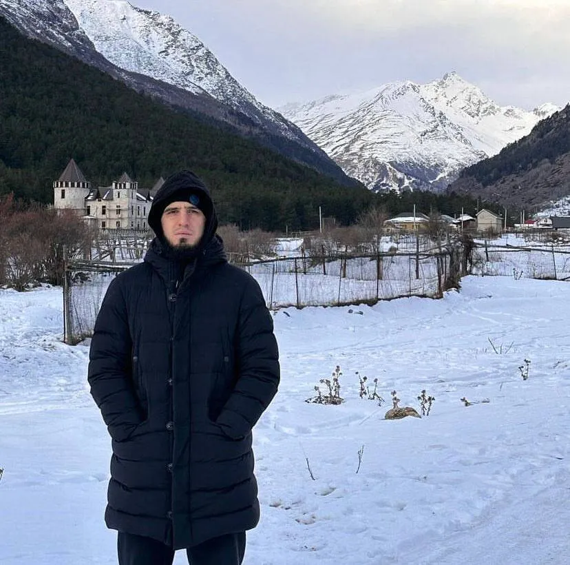 Makhachev đứng bên ngoài trại huấn luyện ở lưng chừng ngọn Everest