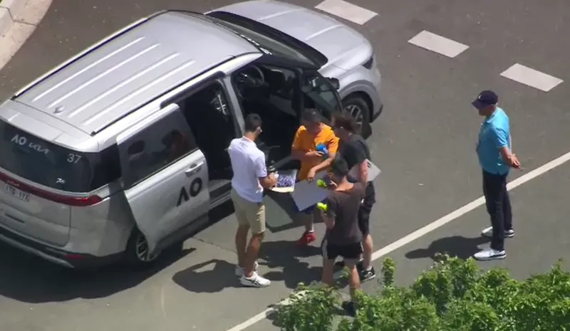 Djokovic dừng xe, ký tặng người hâm mộ