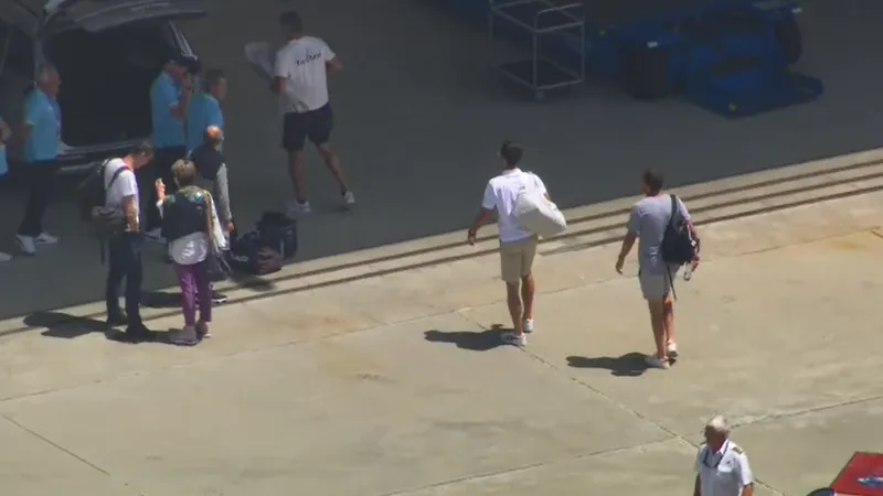 Djokovic ở sân bay Melbourne