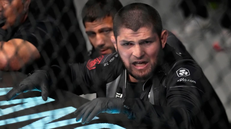 Khabib bên góc đài Makhachev