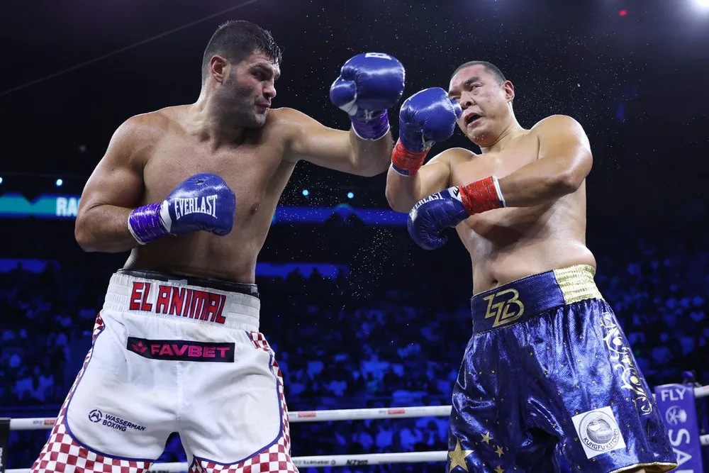 Hrgovic trong trận thắng Zhang Hrgovic trong trận thắng Zhang