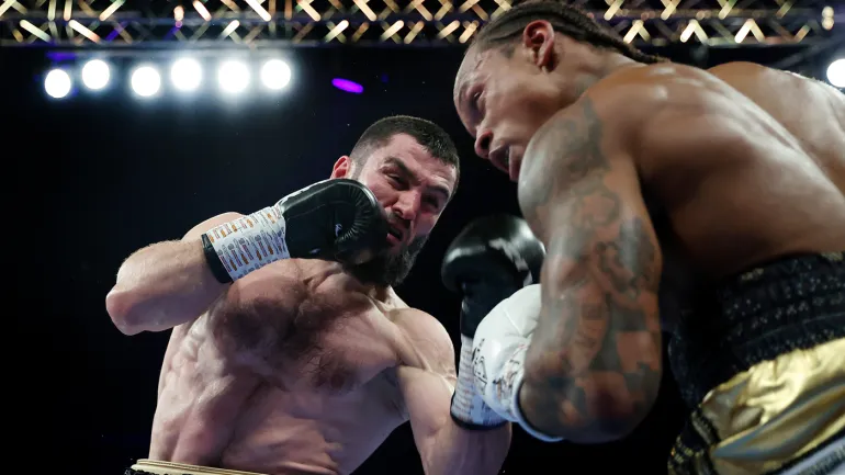 Beterbiev tung cú đấm móc... Beterbiev tung cú đấm móc...