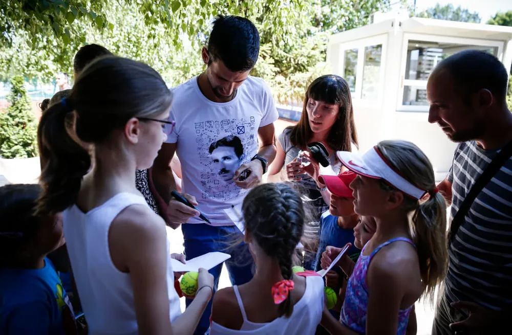 Djokovic rất thân thiện với trẻ em