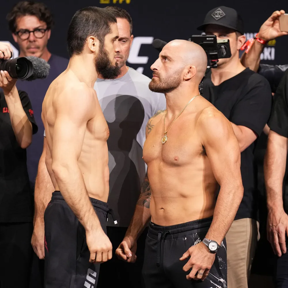 Makhachev và Volkanovski sau khi cân trọng lượng Makhachev và Volkanovski sau khi cân trọng lượng