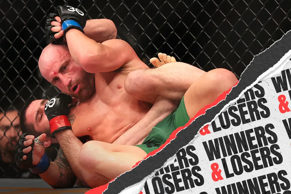 Makhachev trong một nỗ lực siết cổ đối thù Makhachev trong một nỗ lực siết cổ đối thù