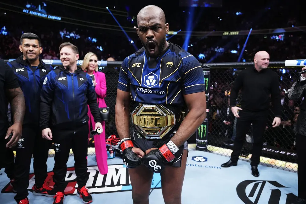 Jones lần đầu đeo đai vô địch hạng nặng UFC
