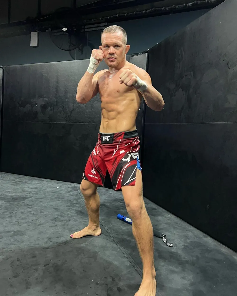 Hình ảnh Yan đăng tải kèm dòng trạng thái khó hiểu trên Instagram, ám chỉ anh chấn thương trước trận đấu?