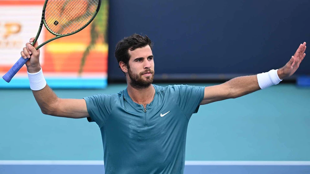 Khachanov lần đầu thắng Tsitsipas