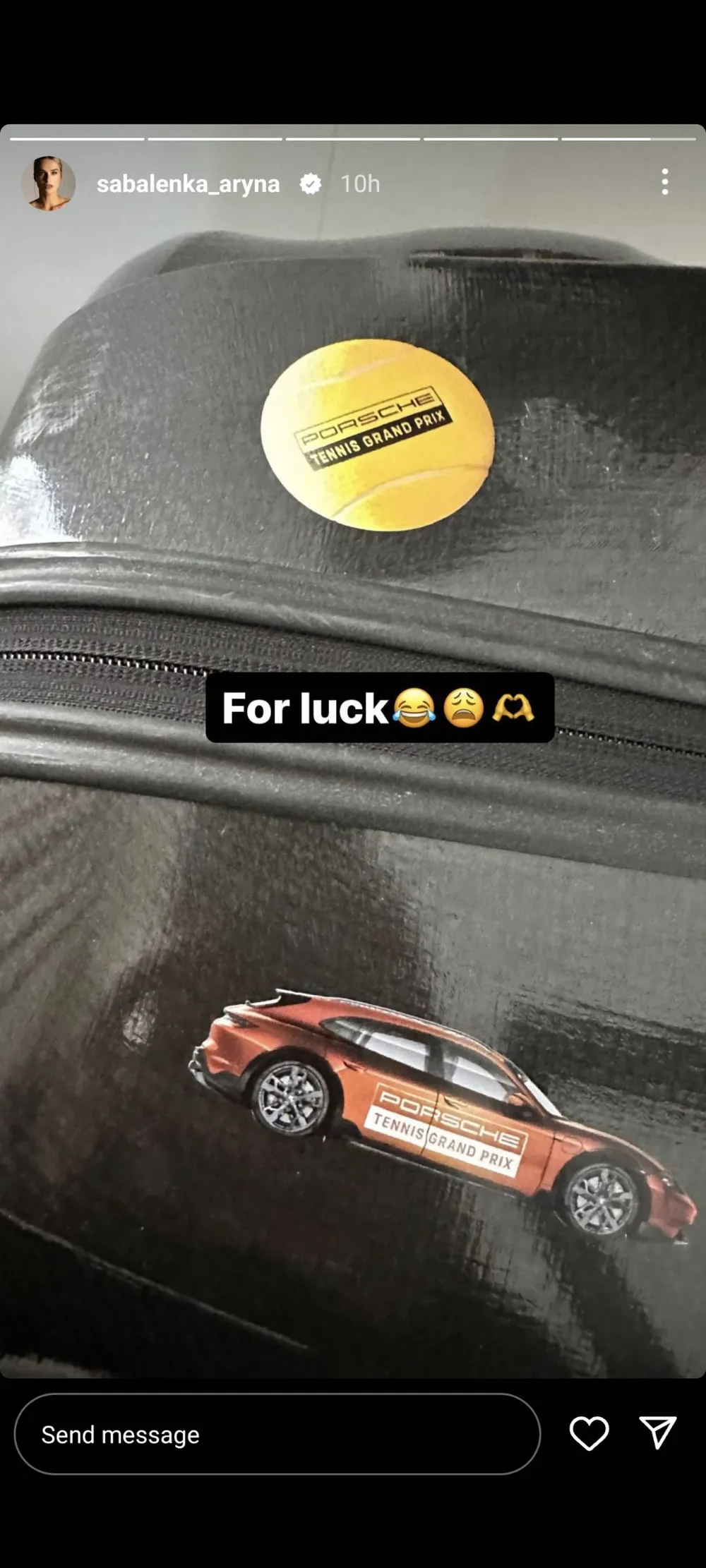 Sabalenka "ịn" ảnh chiếc Porche lên túi vợt của mình Sabalenka "ịn" ảnh chiếc Porche lên túi vợt của mình