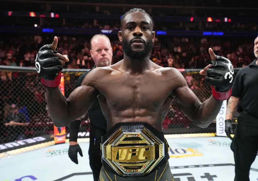 Sterling đã 3 lần bảo vệ thành công đai hạng gà