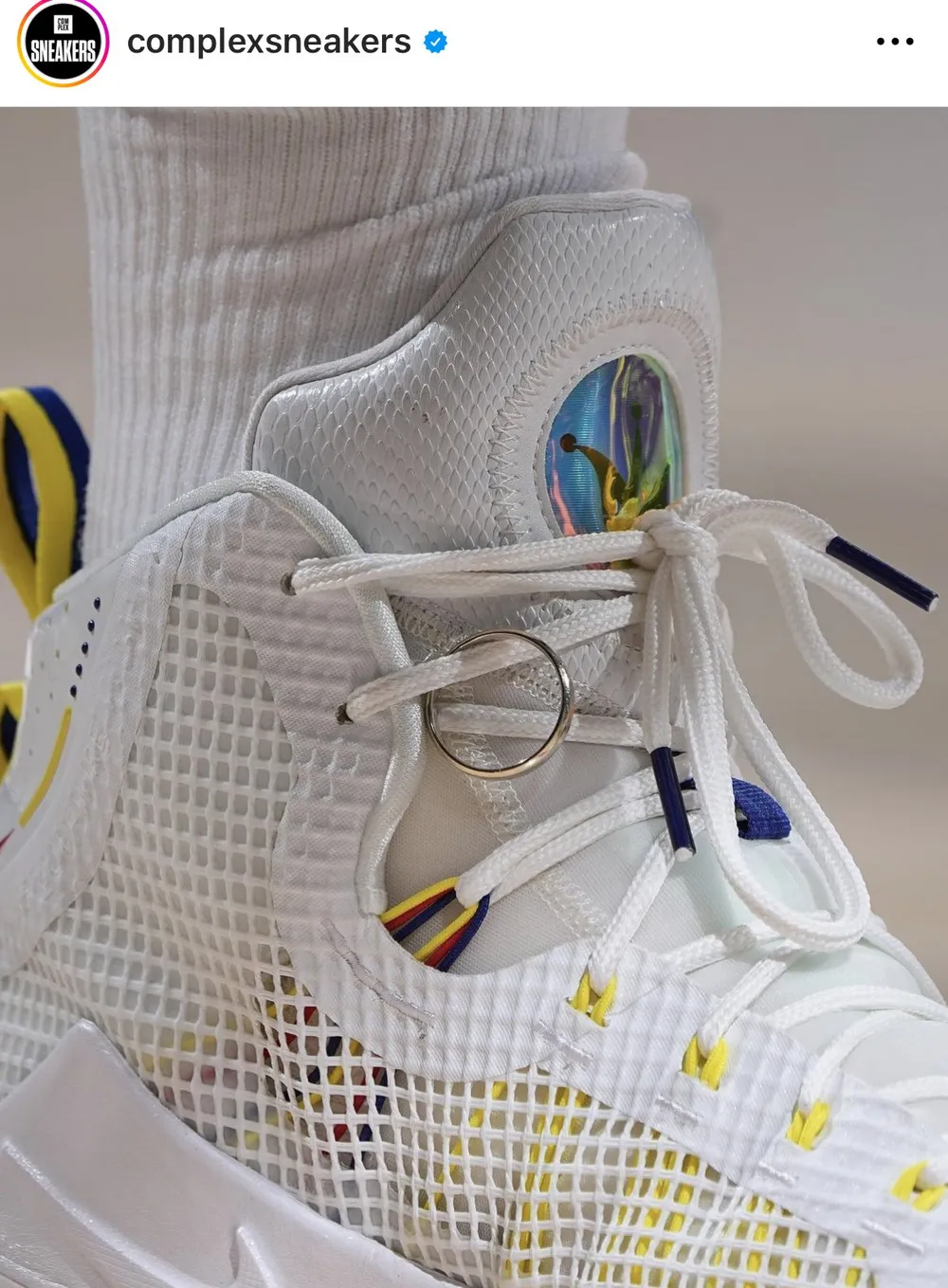 Giày đeo nhẫn cưới của Jokic