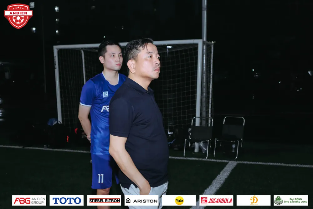 Bầu Tâm &quot;TOTO&quot; xem một buổi tập của đội